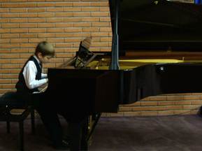 Junge am Klavier